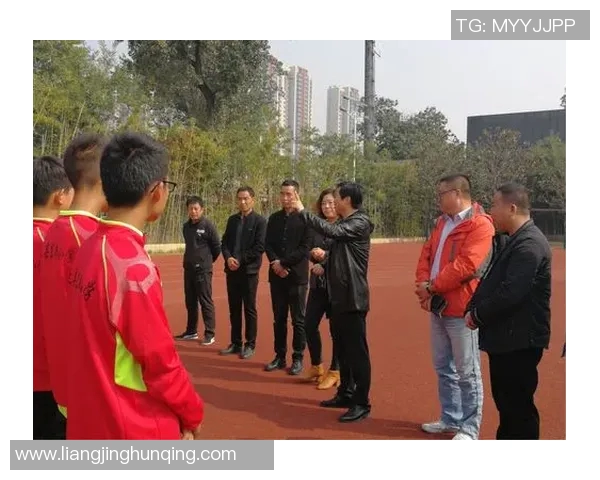 以足球球星玄关挂画点亮家居空间彰显运动激情与时尚品味